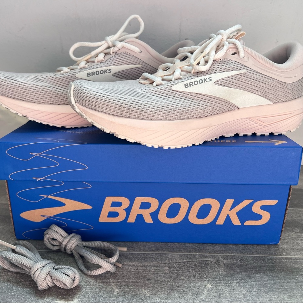 Brooks Revel 7, Women’s 8.5 Almond/Coconut Milk/London Fog w/ Cushioned Midsoles